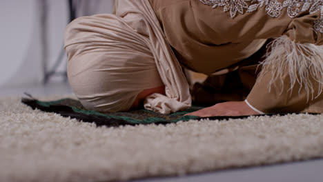 Nahaufnahme-Einer-Muslimischen-Frau-Mit-Hijab-Zu-Hause,-Die-Kniend-Auf-Einer-Gebetsmatte-Betet-5
